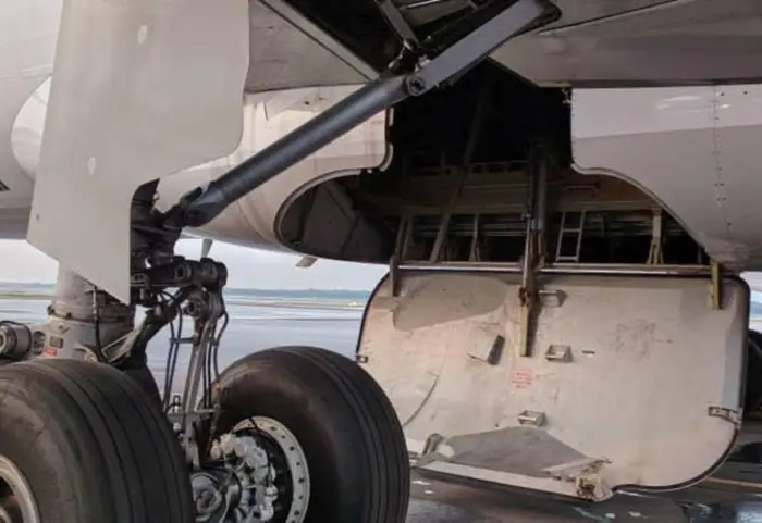Un miros insuportabil și o descoperire macabră pe aeroport: cadavrul unui tânăr, găsit în compartimentul roții unui avion venit din Tokyo