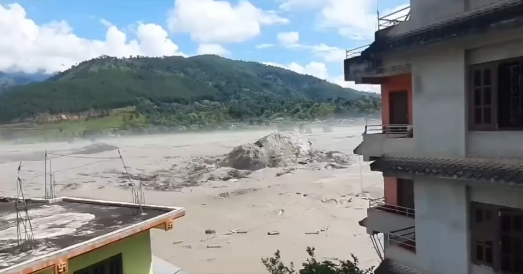 Viitură devastatoare în Nepal și Tibet. Sute de turiști dispăruți, cel puțin 165 de morți