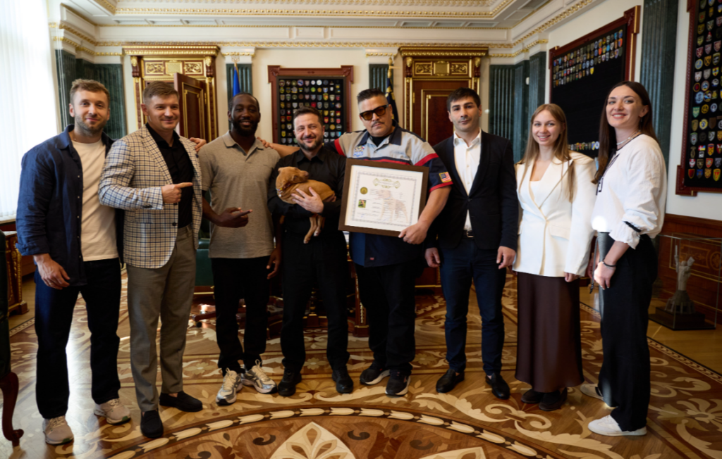 „Un cadou special”: Zelenski a primit un cățeluș de la fostul campion american la box Terence Crawford