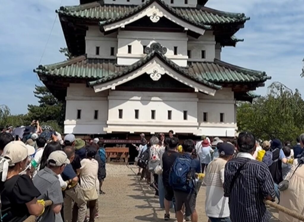 Un castel de 360 de tone, mutat cu frânghiile în Japonia. 1.800 de oameni au pus umărul la operațiune