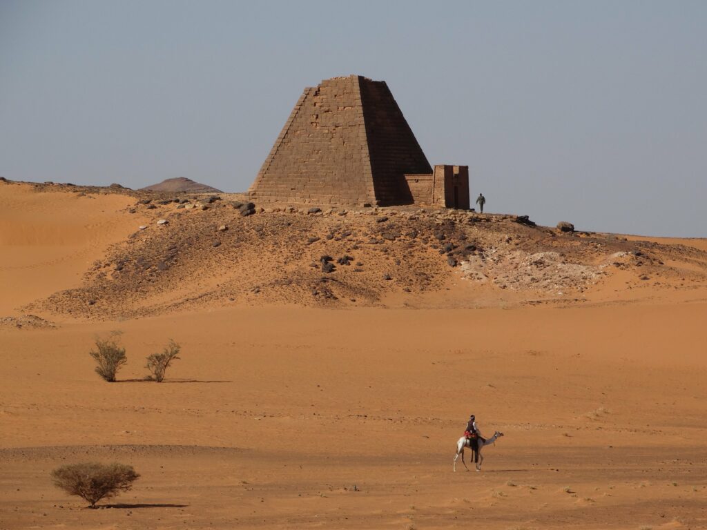 Piramidele din Meroe, sit al Patrimoniului Mondial UNESCO, amenințate de războiul și acumularea de nisip din Sudan