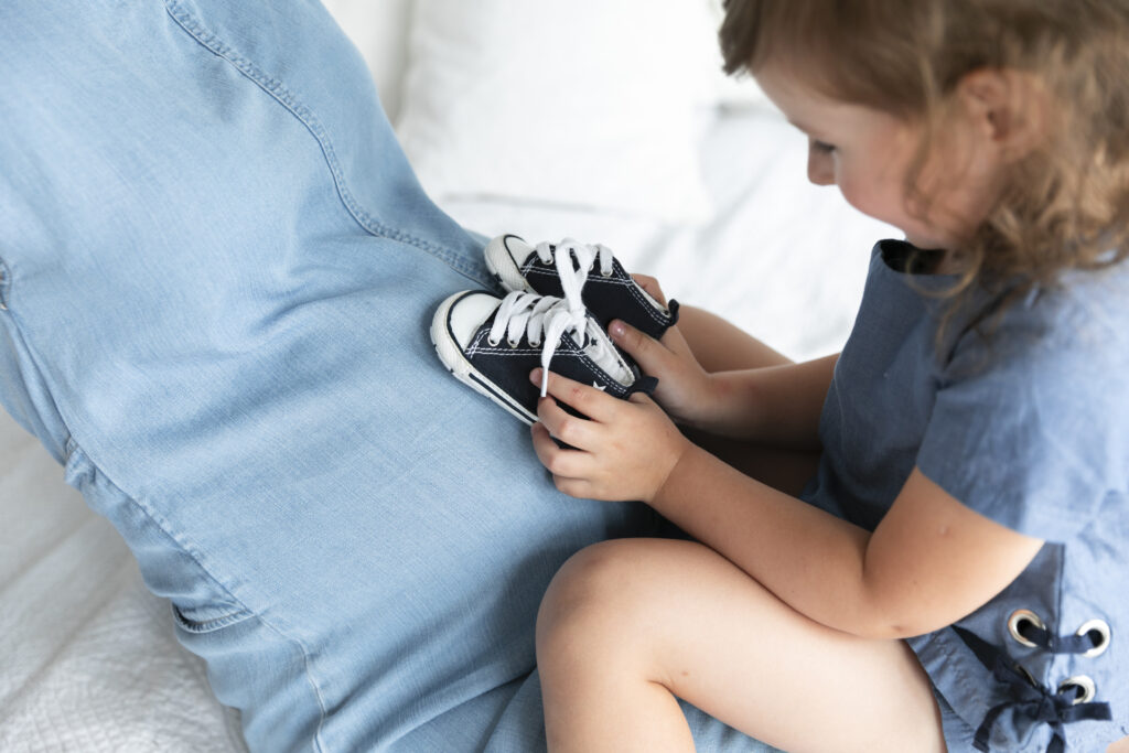 De ce le place copiilor să încerce pantofii părinților? Explicația unui psiholog