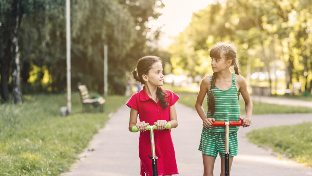 Modelul care ar putea fi preluat și în România. Străzi fără mașini pentru câteva ore, dedicate copiilor