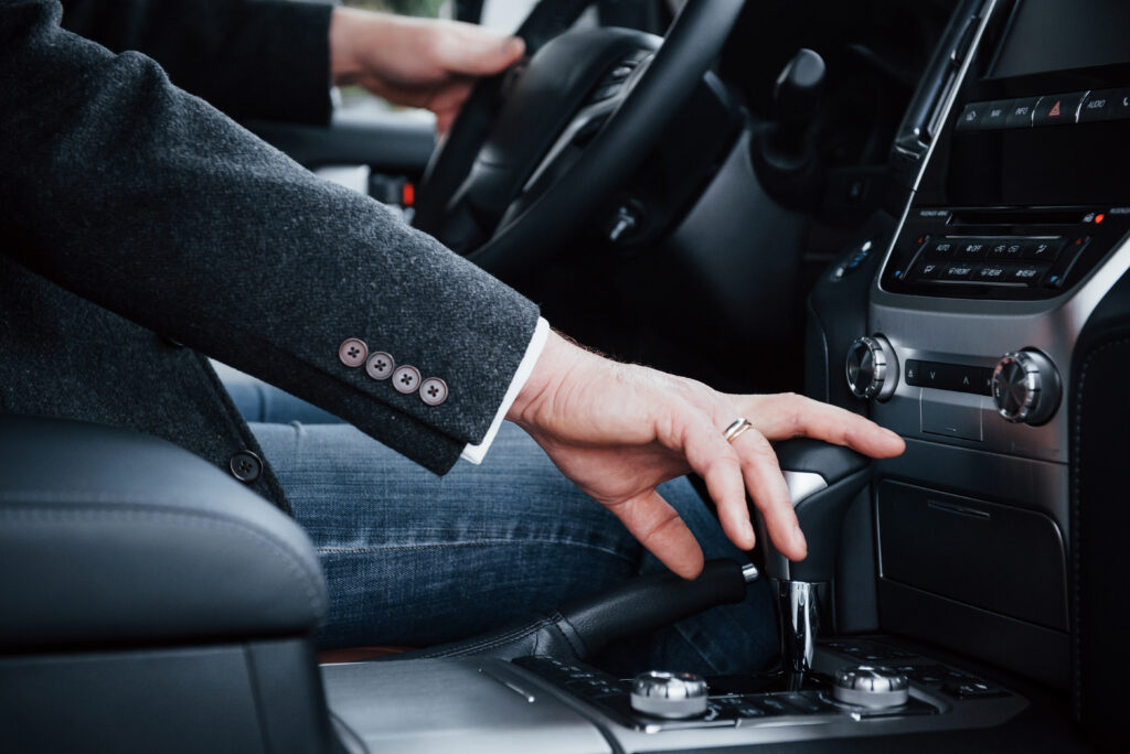 Trucul folosit de mii de șoferi pentru a-și proteja mașina automată la parcare