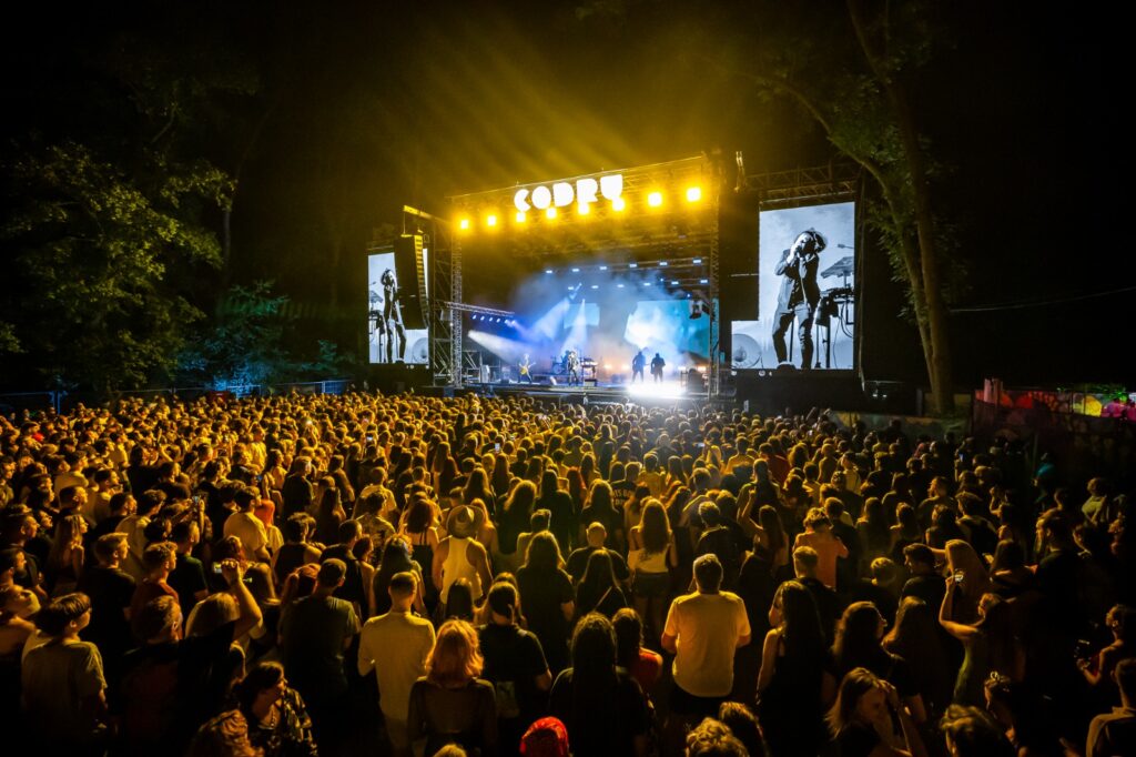 Festival de muzică, în pădure: Robin and The Backstabbers, Alternosfera și S.A.R.S., printre cei care au urcat pe scenă la Codru Festival 6