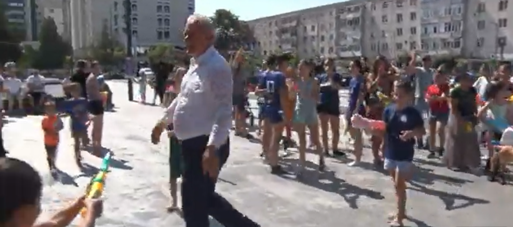 Primarul unui mare oraș din România, atacat pe stradă cu pistoale de apă: Am plecat ud leoarcă