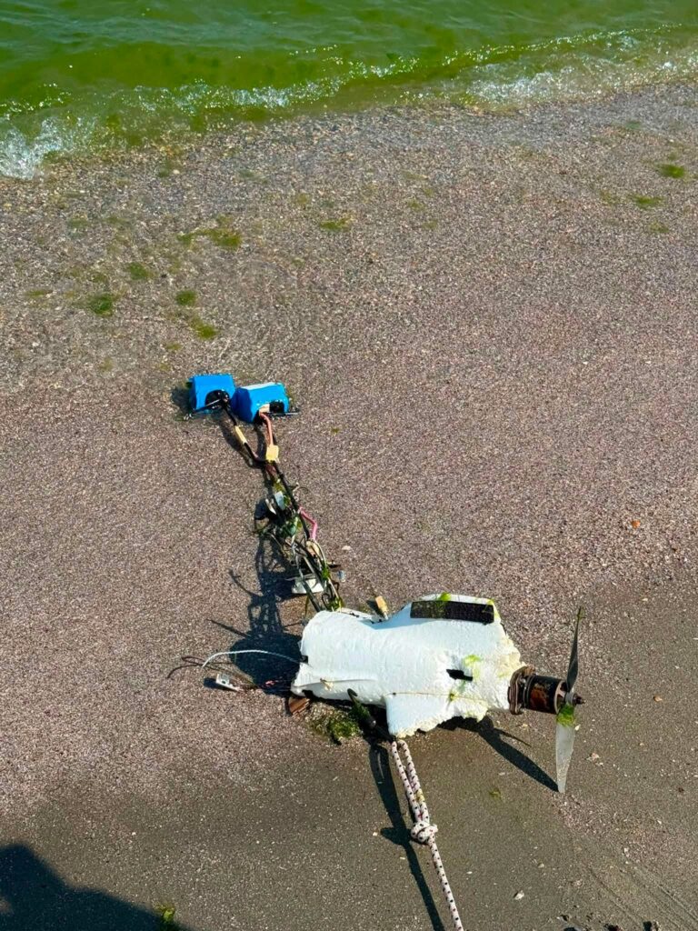 Fragment de dronă recuperat din din apropiere de plaja Zoom Beach din Constanța