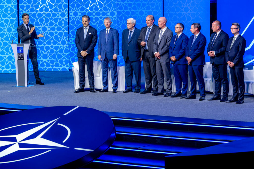 NATO face apel "la acțiune" din partea băncilor și oamenilor de afaceri să investească în Apărare