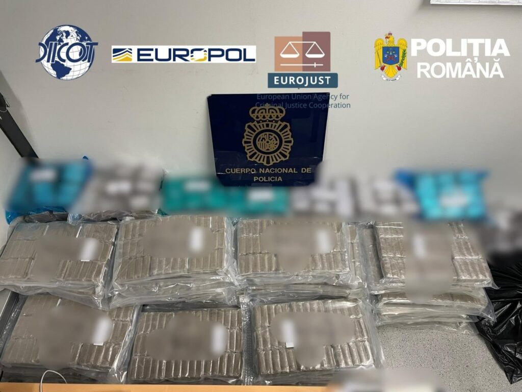 Aproape 1,7 tone de droguri, transportate cu TIR-uri din Spania. Rețeaua era coordonată din România