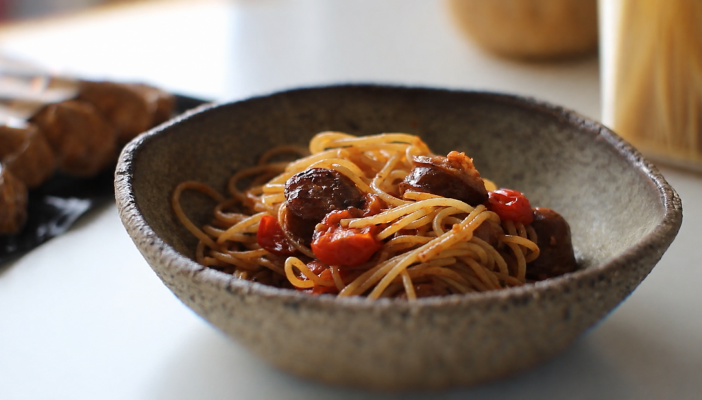 REȚETĂ VIDEO | Spaghetti țărănești cu Cârnați Durdulii și telemea. Rețeta care transformă câteva ingrediente simple într-o masă plină de gust