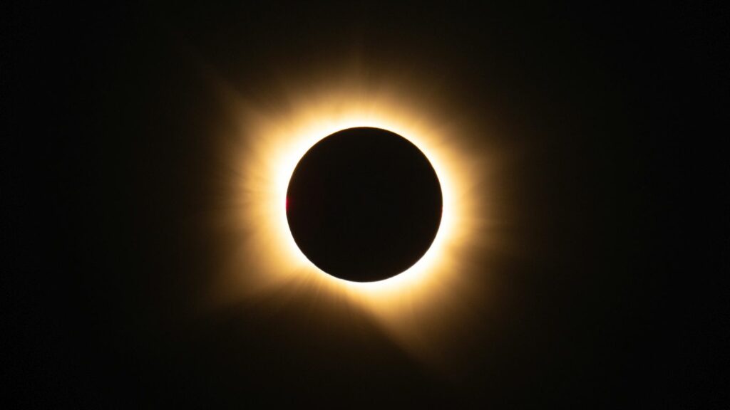 Milioane de oameni au privit spre cer: cum s-a văzut eclipsa de Soare în Europa