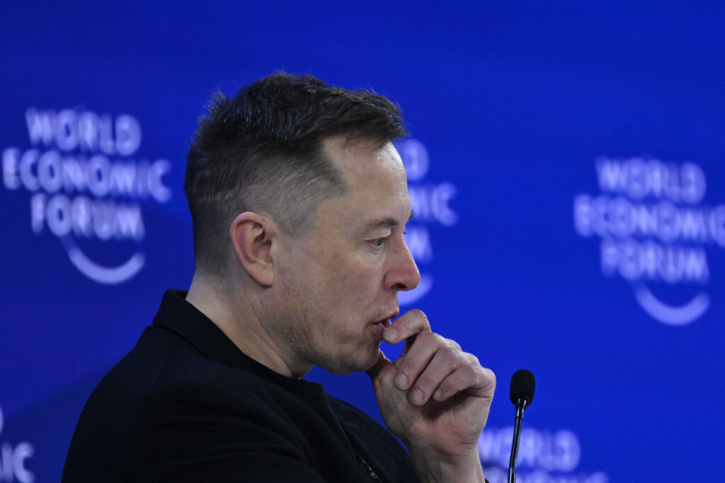 Elon Musk investește peste 800.000 de dolari în curse stânse pentru alegerile legislative din SUA