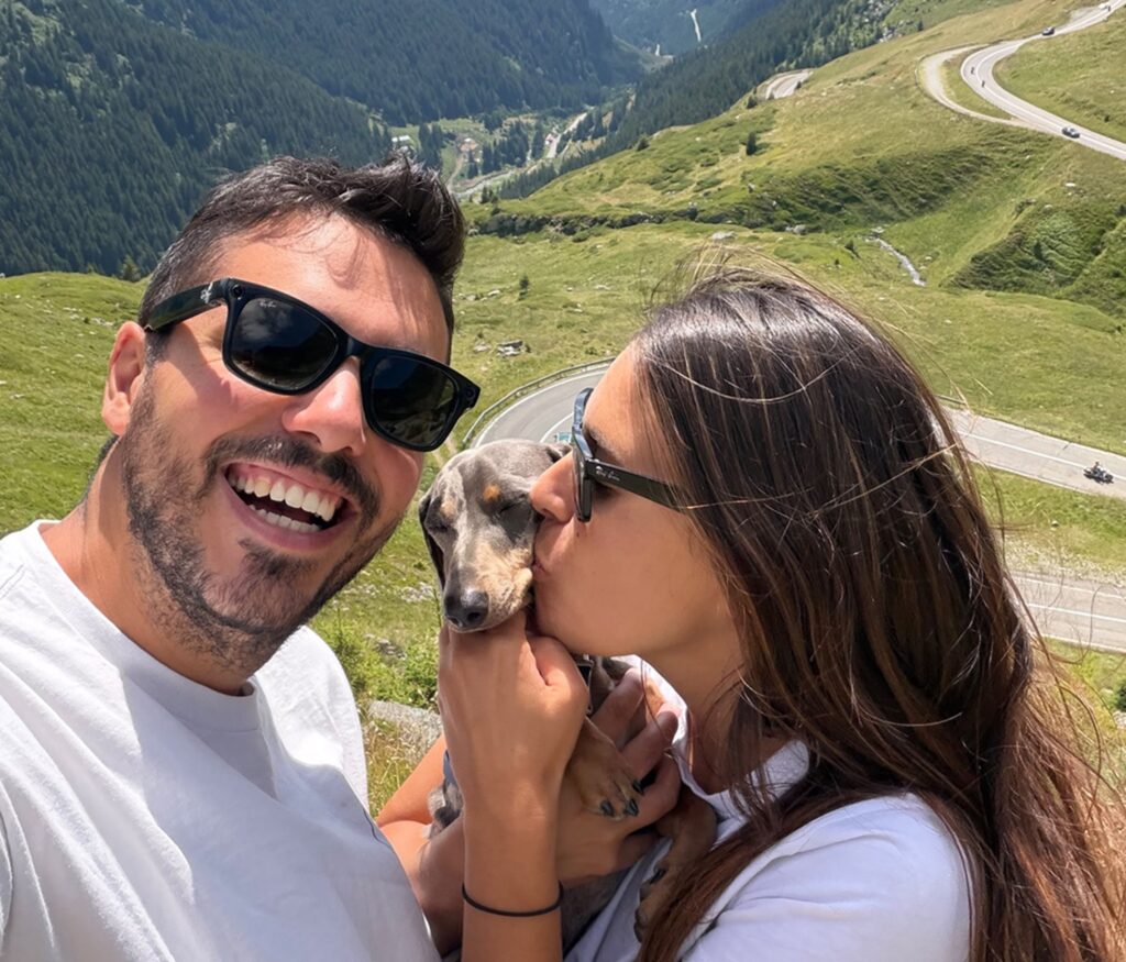 Doi italieni au străbătut România cu un câine. Orașul de care s-au îndrăgostit: „Cel mai frumos din România”