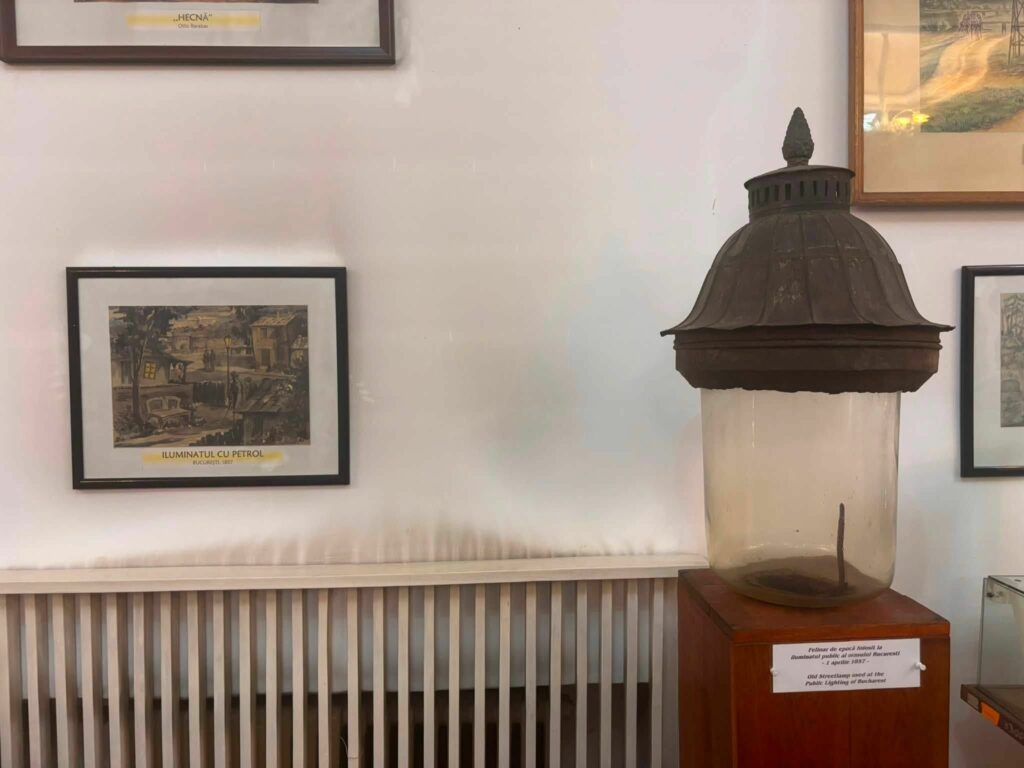 Acum 169 de ani, România avea prima rafinărie din lume, era prima țară producătoare de țiței, iar Bucureștiul era primul oraș iluminat cu petrol lampant. Când s-a introdus curentul în Capitală