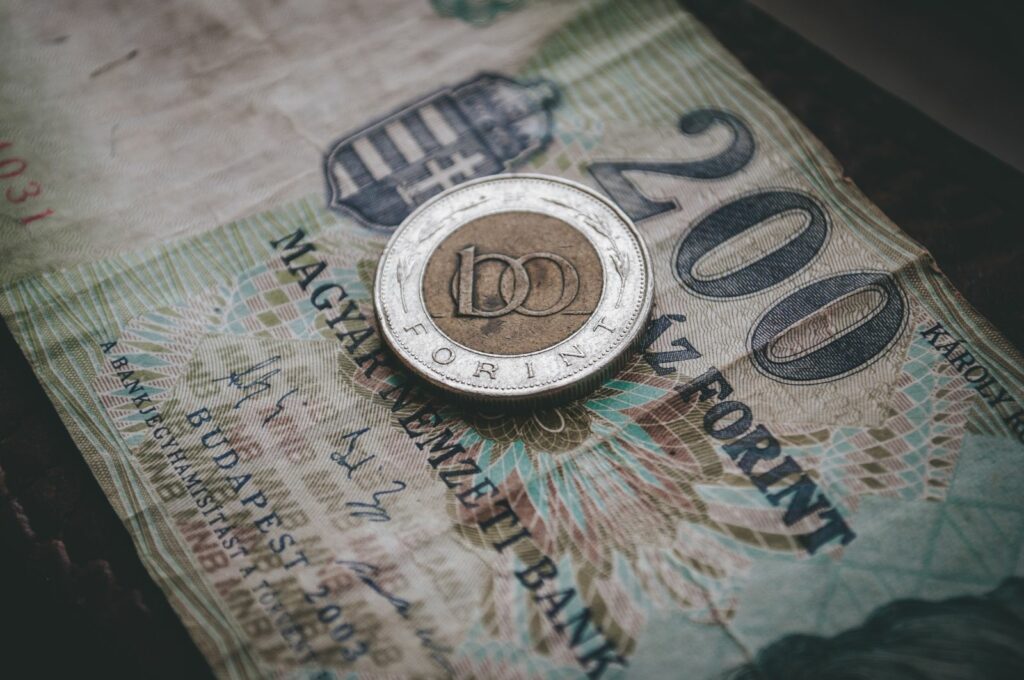 Pensii aproape duble pentru unii vârstnici din Ungaria. Péter Magyar anunță noul prag minim