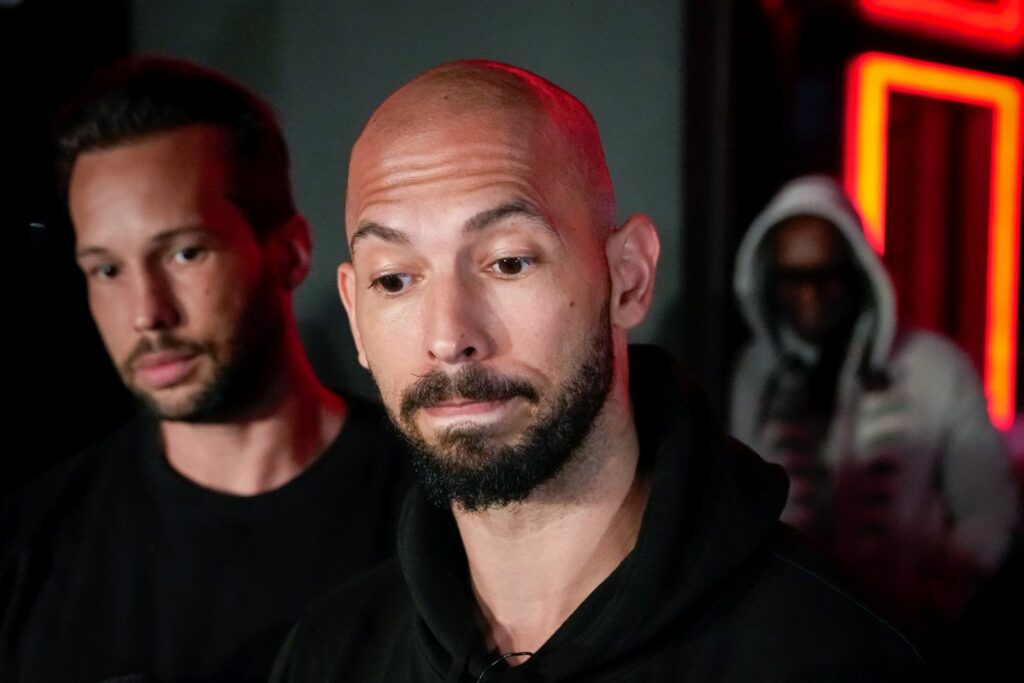 Andrew și Tristan Tate cer eliberarea pe cauțiune în SUA. Procurorii avertizează asupra riscului de fugă