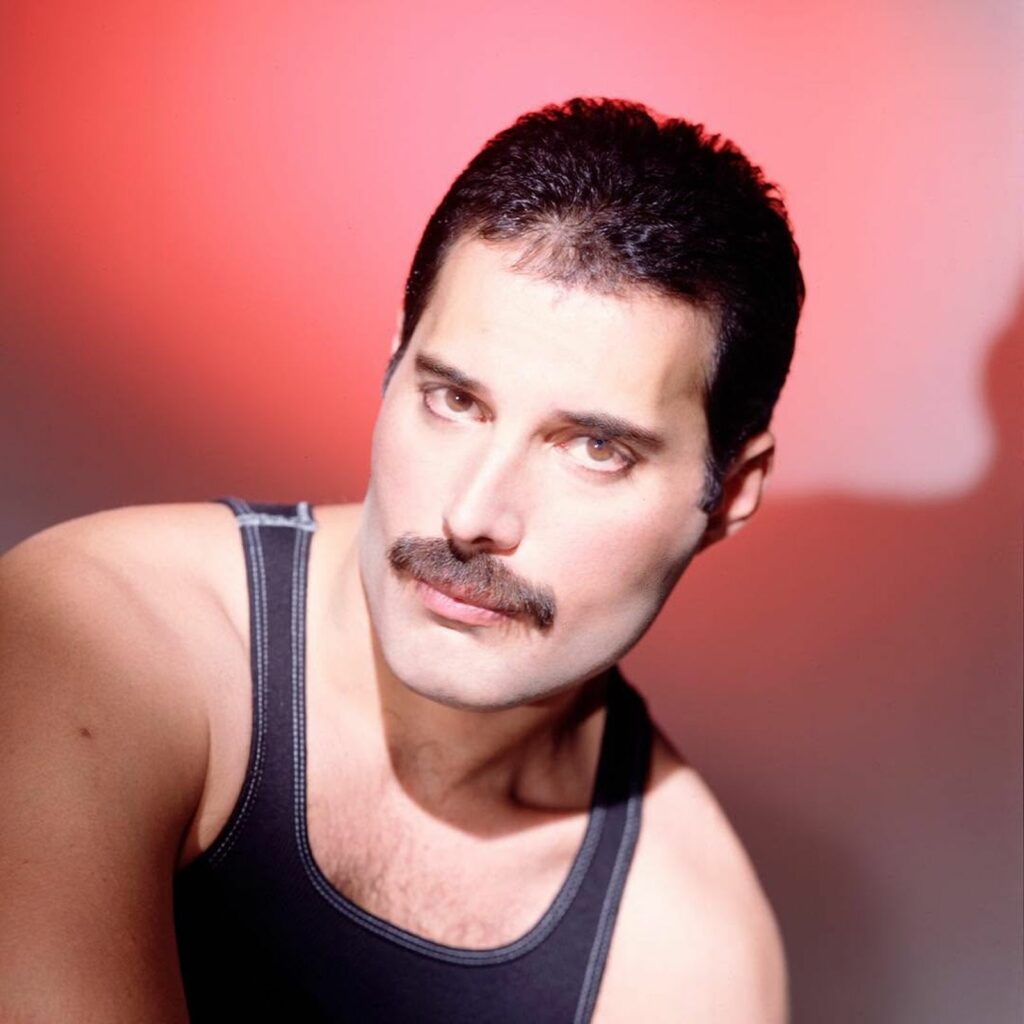 Opt ținute legendare ale lui Freddie Mercury, reunite într-o expoziție specială la Londra