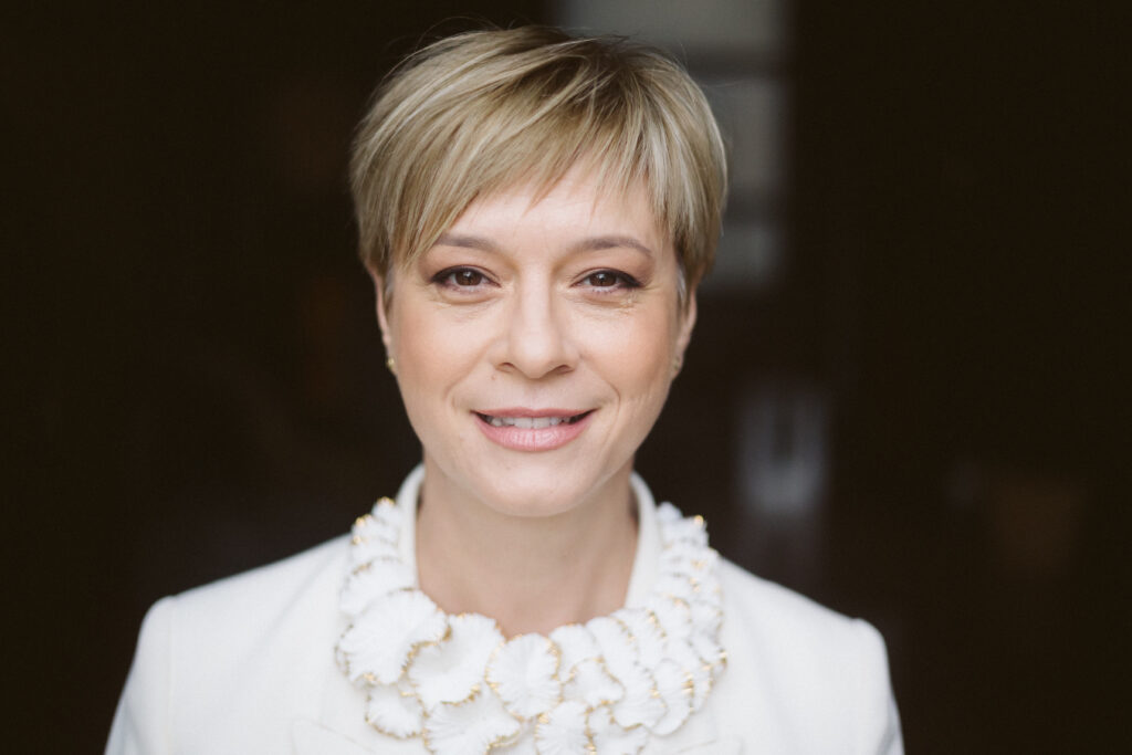 Crizele de imagine se schimbă în era AI. Eliza Rogalski: "AI-ul nu poate înlocui încrederea pe care oamenii o au într-o entitate"