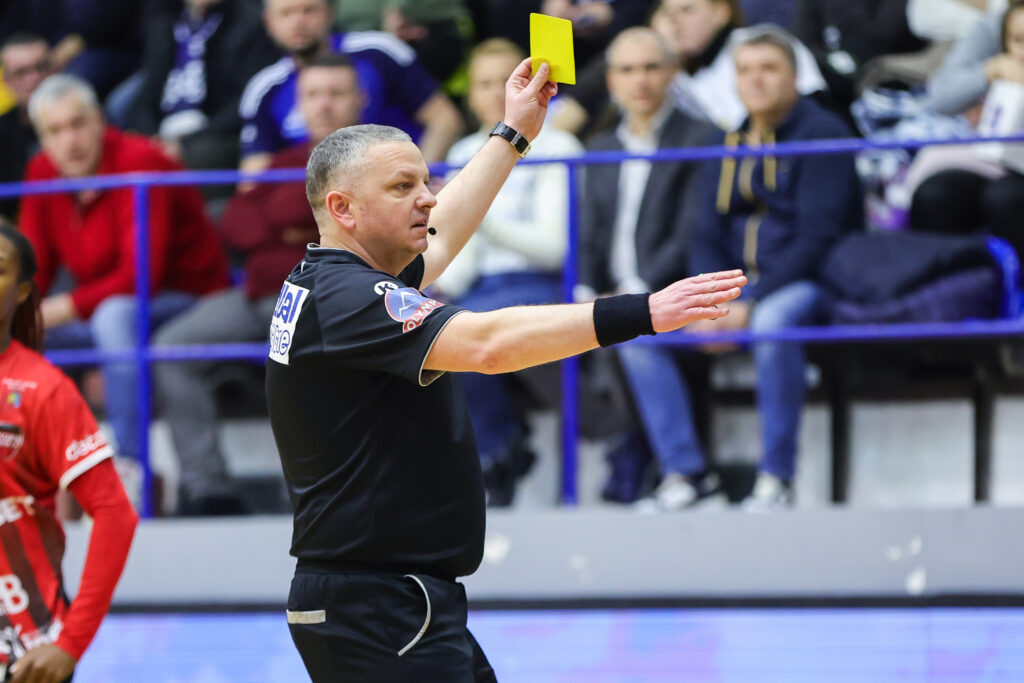 Decizie drastică după scandalul de la Supercupa de handbal feminin. Arbitrii meciului Gloria Bistrița – CSM București, suspendați 10 etape