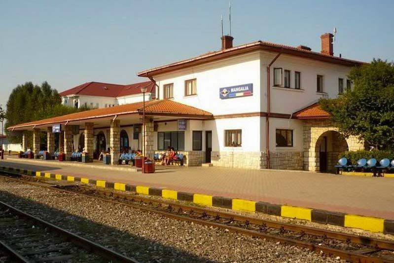 Tânără de 19 ani, lovită de tren în gara Mangalia. Avea căști și nu ar fi auzit semnalele cu fluierul