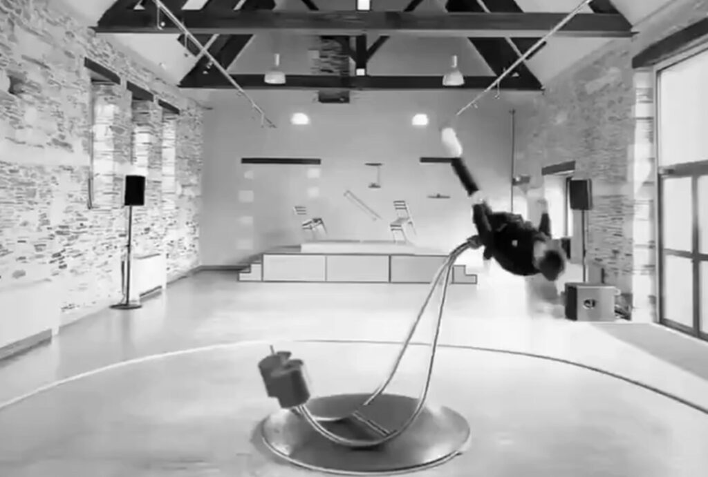 Cum să mergi ca pe Lună fără să pleci de pe Pământ. Invenția unui acrobat francez