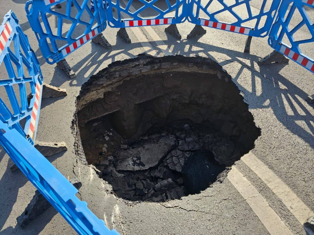 Carosabil surpat pe Bulevardul Eroilor din București. Groapa are aproximativ trei metri adâncime