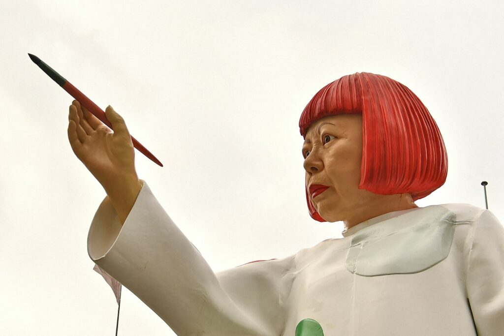 A murit „regina bulinelor”. Yayoi Kusama, una dintre cele mai cunoscute artiste ale lumii, avea 97 de ani