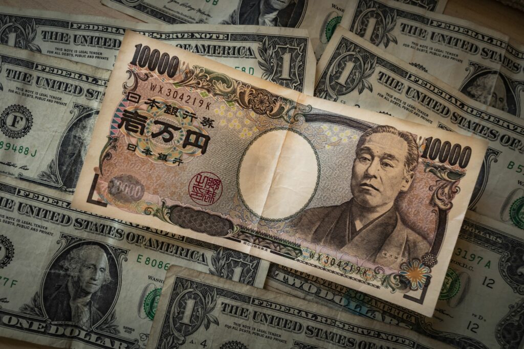 Surse Reuters: Japonia va anunța că Tokyo și Washington au întreprins acțiuni comune pentru a stopa scăderea yenului