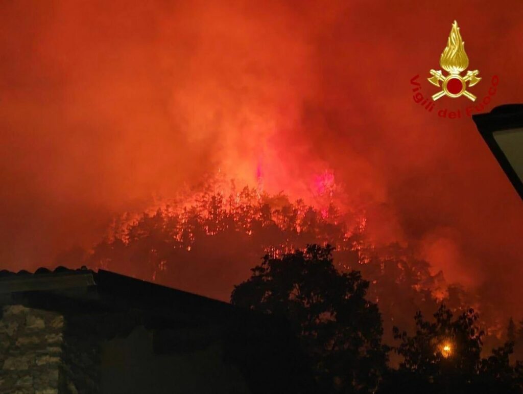 Incendiu devastator pe Lacul Garda: Pompierii intervin
