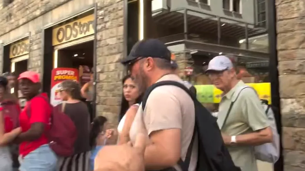 Imagini virale. Un român a fost filmat în timp fură din rucsacul unor turiști la Florența
