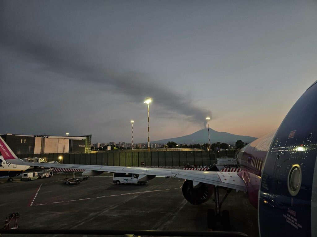 O nouă erupție a vulcanului Etna cu fântână de lavă și nor vulcanic. Aterizările la aeroportul din Catania, suspendate