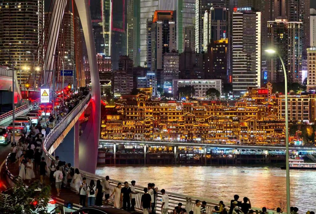 Orașul 8D din China, unde parterul este la etajul 20. Atracțiile care sfidează logica urbană
