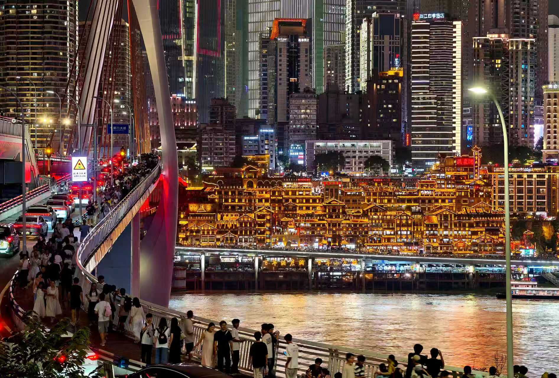 Orașul 8D din China, unde parterul este la etajul 20. Atracțiile care sfidează logica urbană