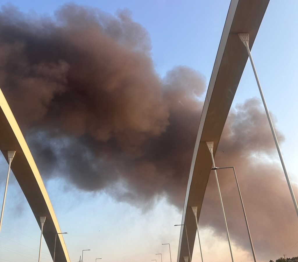 Alertă extremă în Lumina: Incendiu major, degajări mari de fum și gaze. Oamenii sunt avertizați să evite zona