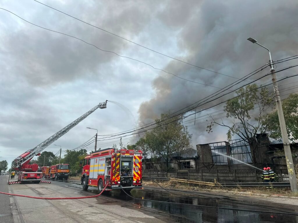 Alertă în Ploiești. Incendiu uriaș la o hală în care sunt depozitați diluanți. Mesaj Ro-Alert, emis de autorități