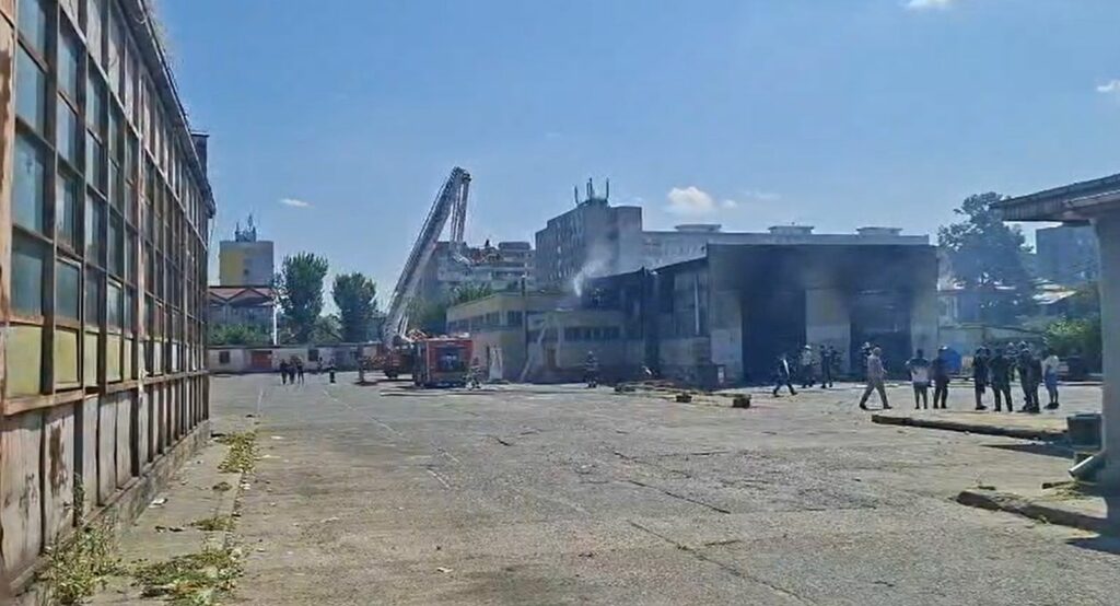 Incendiu puternic la Autobaza STB Ferentari din București. Zece autospeciale de pompieri intervin/Nu sunt victime