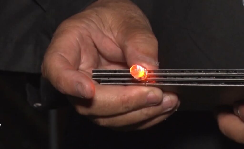 Un japonez spune că produce electricitate din pământ. Experimentul care i-a uimit pe cercetători
