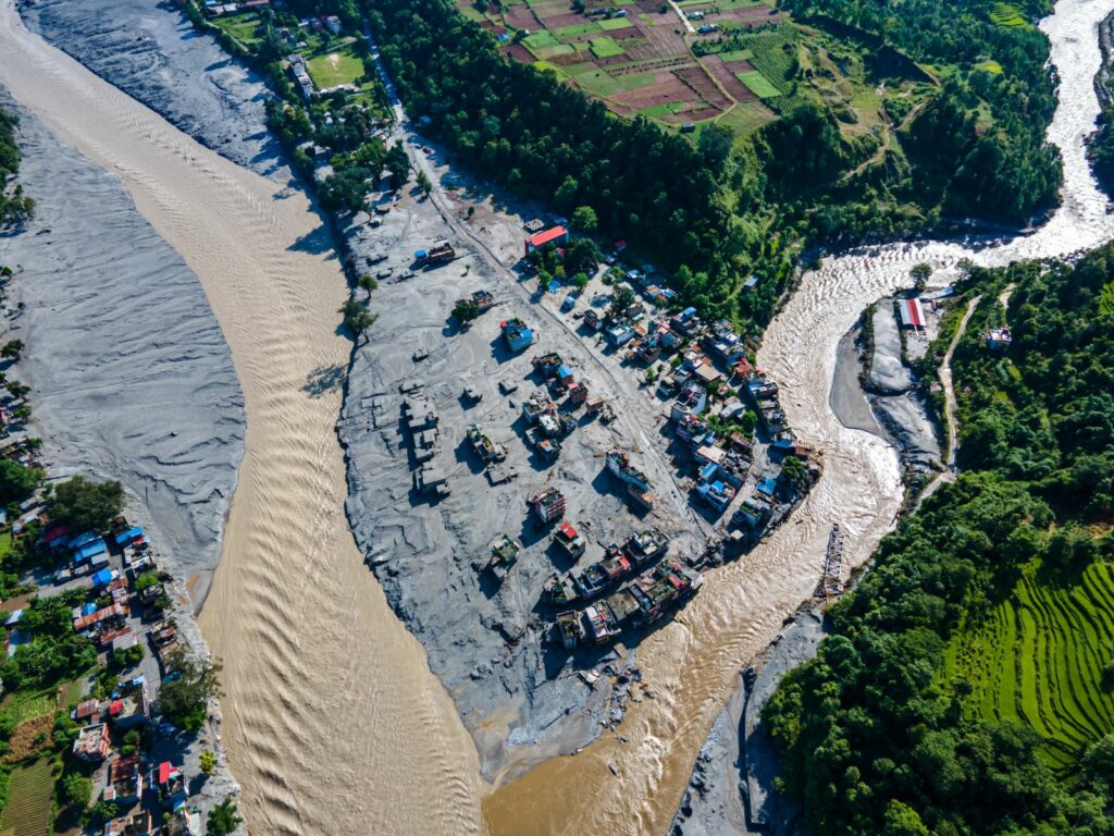 A evacuat 900 de elevi, iar 13 minute mai târziu școala a dispărut sub viitură. Miracol în mijlocul dezastrului din Nepal