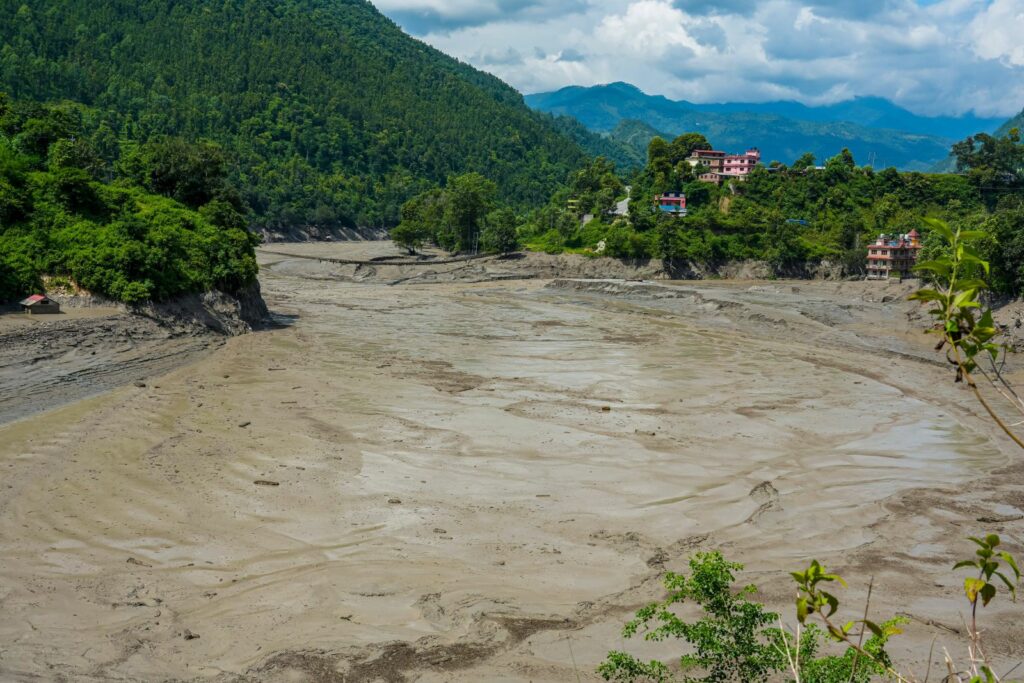 Operațiuni de salvare suspendate la granița Nepal-Tibet. Autoritățile se tem de o nouă inundație