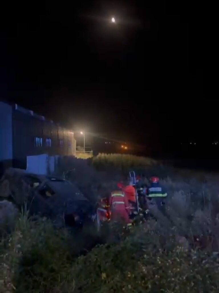 Patru răniți într-un accident pe DN 73. Un autoturism s-a răsturnat în afara carosabilului