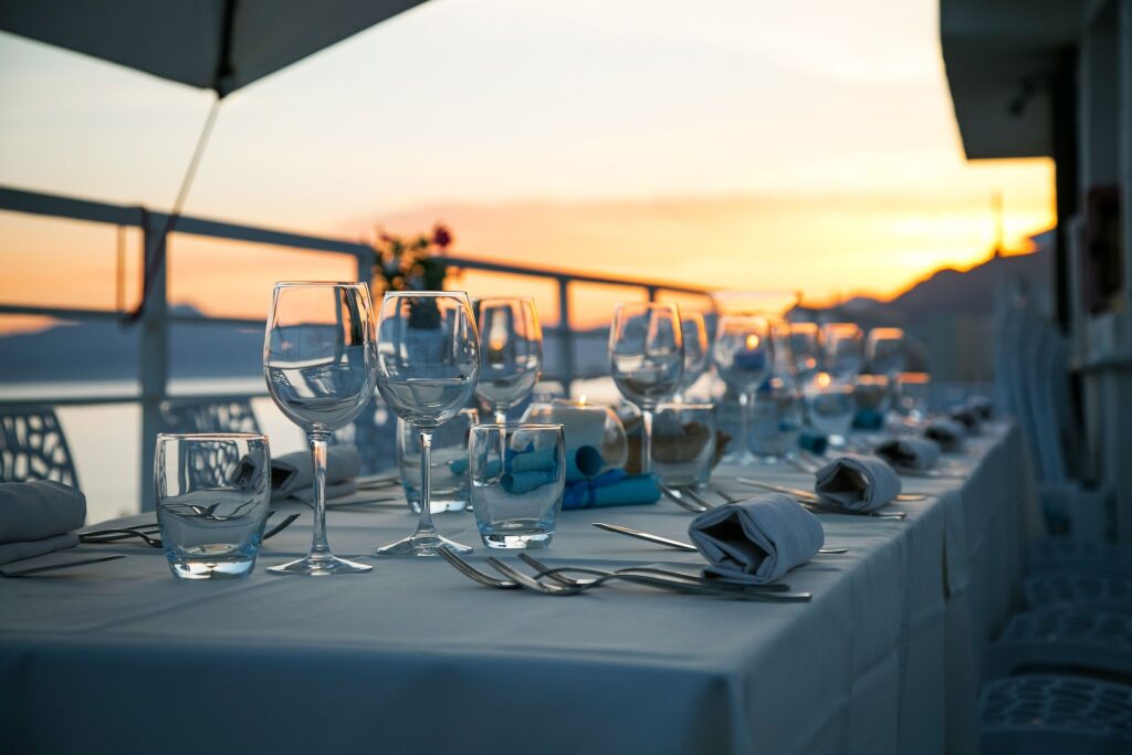 „Plătești exact cât vezi”. Un sistem vechi începe să dispară: restaurantele renunță la bacșiș