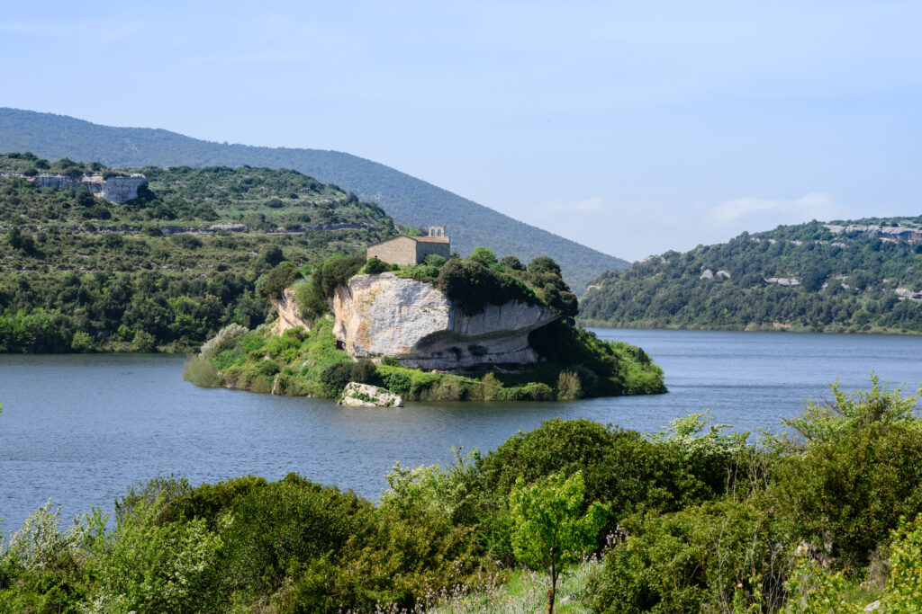 Trei prieteni au transformat o fermă într-un loc de poveste. Cina se ia lângă lac