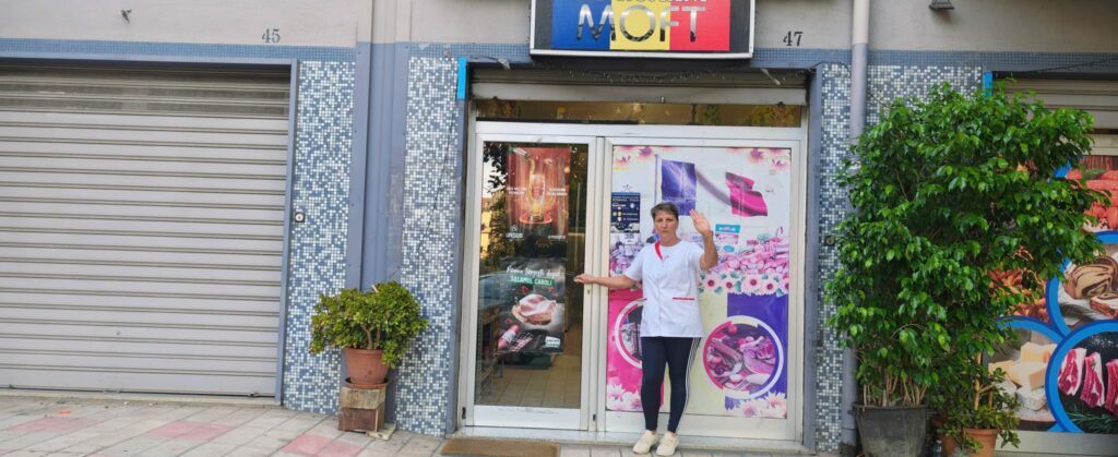 Cuvintele scrise pe braț au adus-o până aici. Drumul unei mame din Dobrogea printre măslini și dor