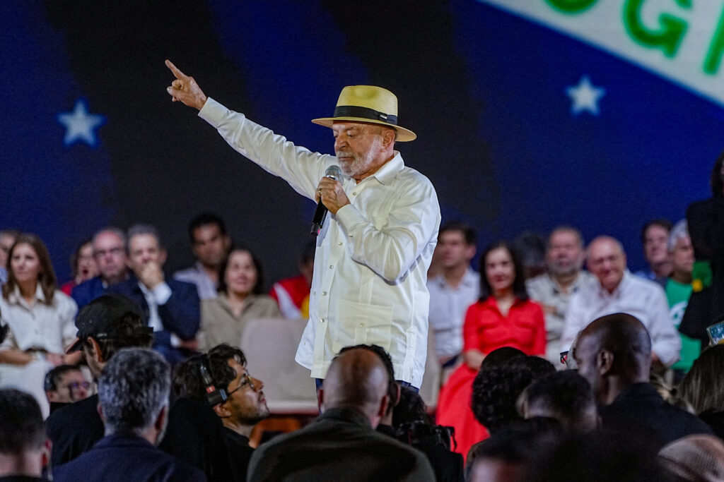 Lula și Flávio Bolsonaro încep cursa pentru alegerile prezidențiale din Brazilia