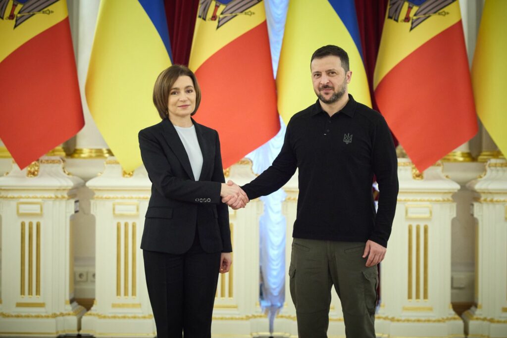 Maia Sandu îl decorează pe Volodimir Zelenski cu cea mai înaltă distincție a Republicii Moldova