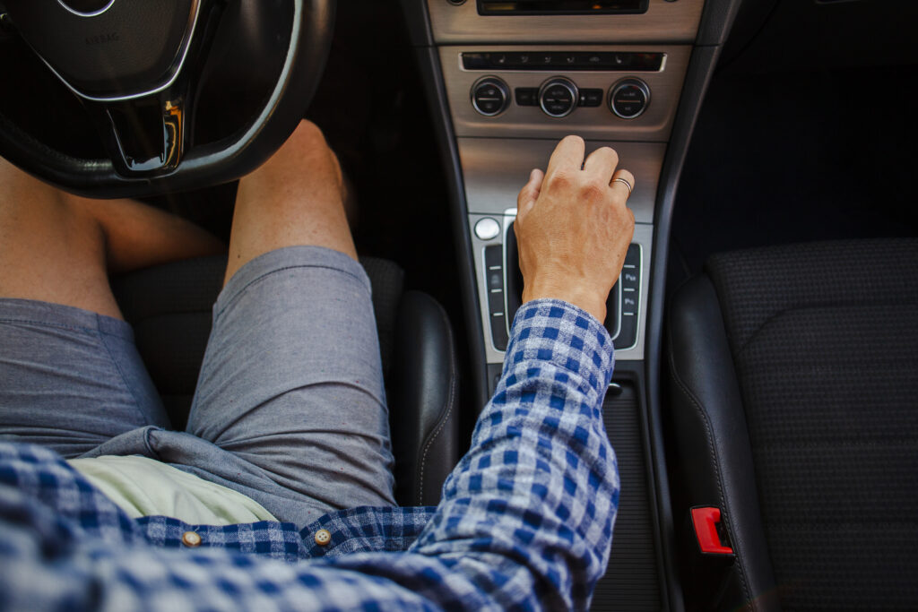 Mulți șoferi nu știu că frâna mașinii are o funcție ascunsă
