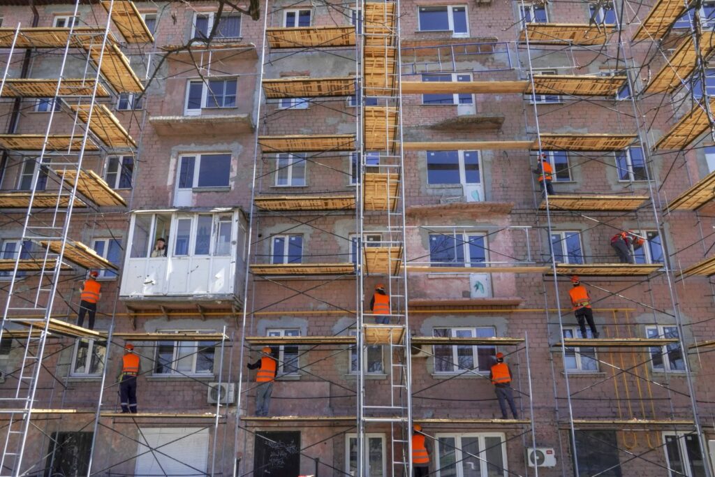 Boom imobiliar în Mariupolul ocupat. Blocuri noi se ridică pe ruinele orașului devastat de Rusia