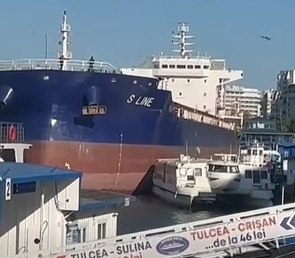 O navă sub pavilion Panama a provocat un incident pe faleza Tulcea. Mai multe pontoane și ambarcațiuni, lovite