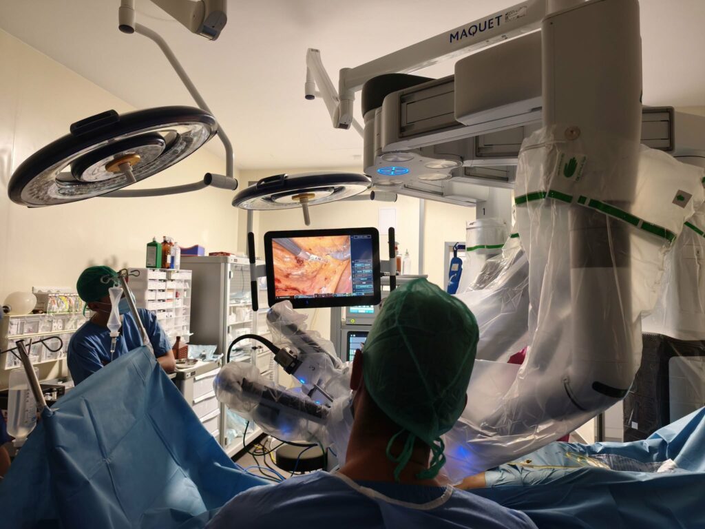 Primele două operații de prostată asistate robotic, realizate cu succes la Miercurea Ciuc