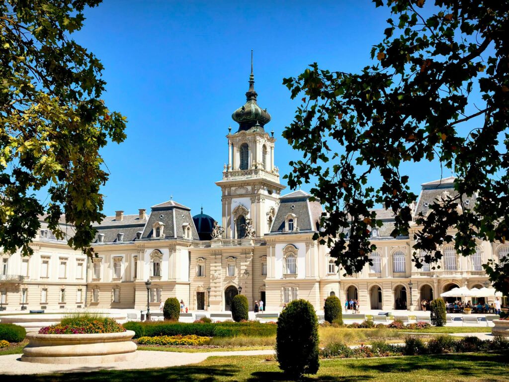 Destinație de vacanță la o aruncătură de băț: 5 dintre cele mai frumoase palate și castele din Ungaria